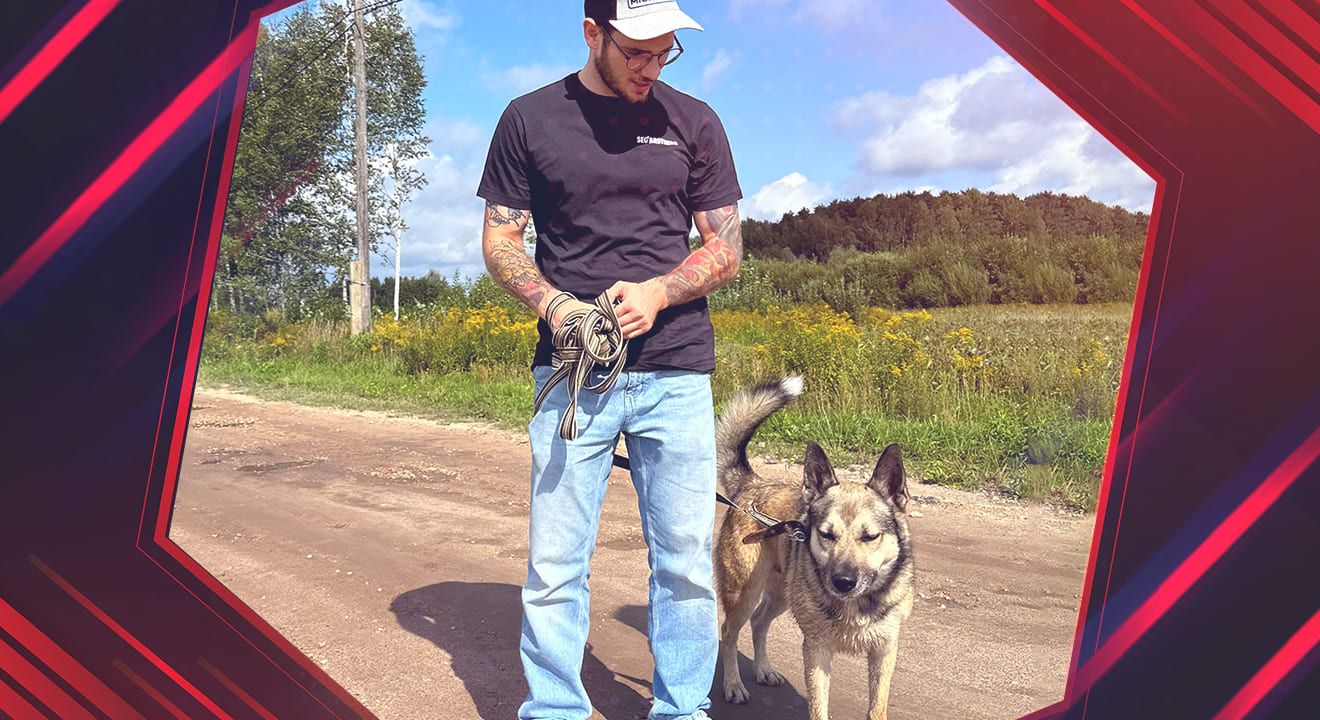 Le boxeur Jevgenijs Aleksejevs visite dans un animaux refuge